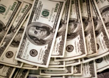 Dólar opera em queda e vai a R$ 5,06 com trégua no Irã; Ibovespa bate novo recorde