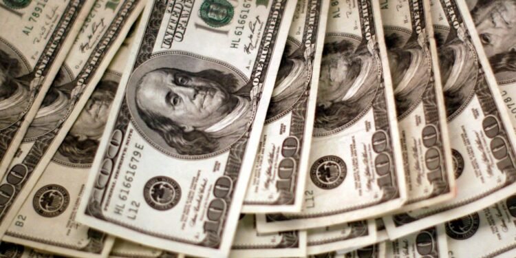Dólar opera em queda e vai a R$ 5,06 com trégua no Irã; Ibovespa bate novo recorde