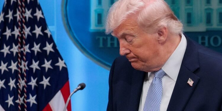 Petróleo despenca após Trump suspender ataques ao Irã