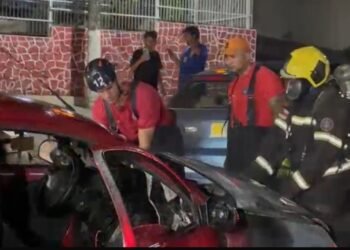 Carro pega fogo momentos após deixar oficina mecânica em Manaus