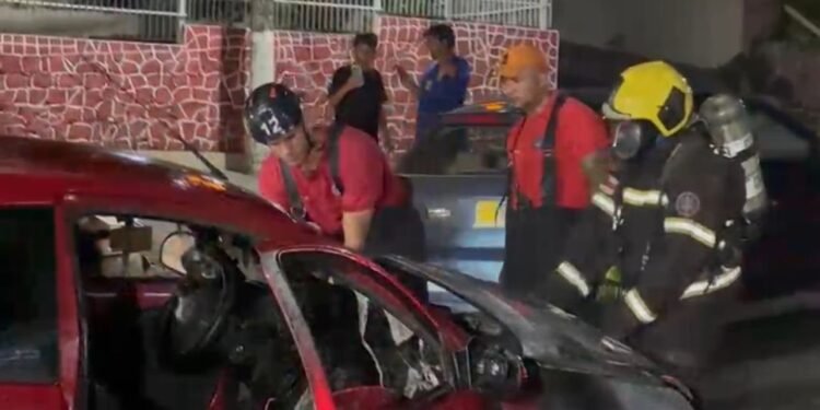 Carro pega fogo momentos após deixar oficina mecânica em Manaus