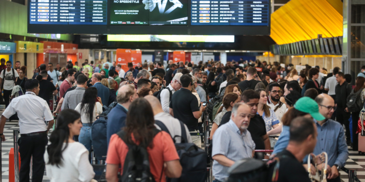 Preço das passagens aéreas pode subir até 20% com alta do querosene de aviação, dizem especialistas