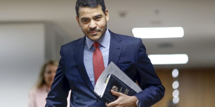 Relator apresenta parecer favorável à indicação de Jorge Messias para o STF