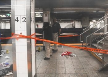 Homem esfaqueia 3 no metrô de Nova York e é baleado e morto pela polícia