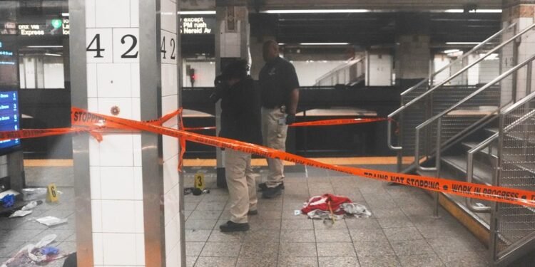 Homem esfaqueia 3 no metrô de Nova York e é baleado e morto pela polícia