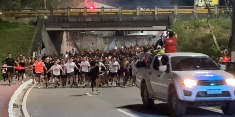 Por que milhares de pessoas estão correndo juntas pelas ruas de Manaus à noite? Conheça o ‘Corre de Quinta’
