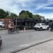 Carreta tomba, derruba poste e deixa motorista preso às ferragens em Manaus;