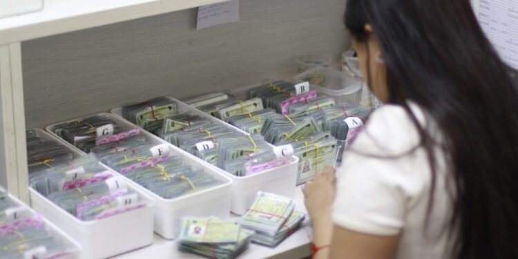Mais de 22 mil carteiras de identidade estão ‘esquecidas’ nos PACs em Manaus; veja como retirar