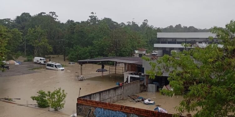 Chuva causa alagamentos, deslizamentos e desabamento em Manaus neste sábado