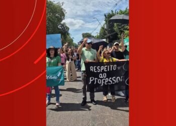 Professores do AM protestam após suspensão de plano de saúde por atraso de repasses