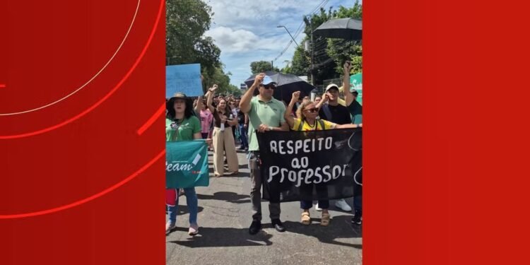 Professores do AM protestam após suspensão de plano de saúde por atraso de repasses