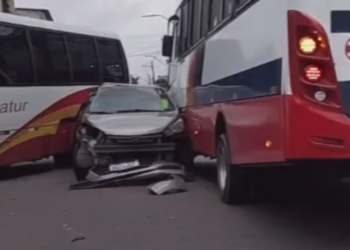 Engavetamento com ônibus de rota e carro termina com muro destruído em Manaus; vídeo
