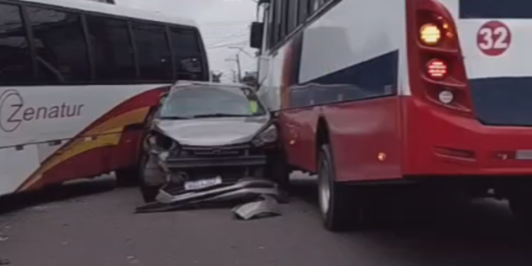 Engavetamento com ônibus de rota e carro termina com muro destruído em Manaus; vídeo