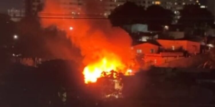 Incêndio atinge casas na Zona Oeste de Manaus e famílias perdem bens