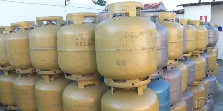Governo anuncia subvenção à importação de gás liquefeito para reduzir impacto da guerra sobre o preço do botijão