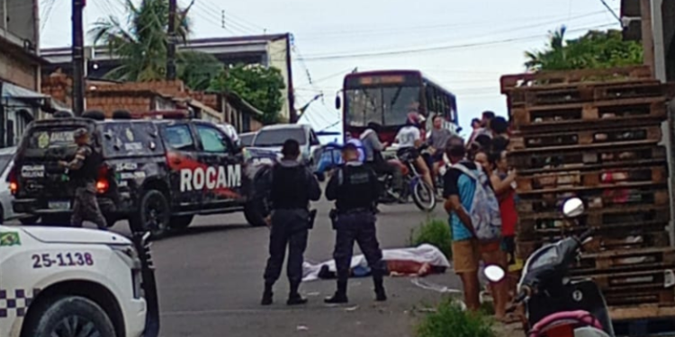 Homem é executado após assalto no Jorge Teixeira; suspeito é preso e espancado por populares em Manaus; vídeo