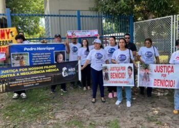 Protesto cobra responsabilização por mortes de crianças em hospitais públicos e particulares no AM