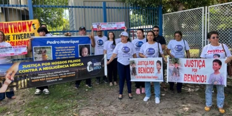 Protesto cobra responsabilização por mortes de crianças em hospitais públicos e particulares no AM