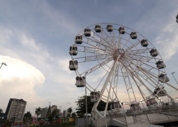 Roda-gigante da Ponta Negra encerra atividades em Manaus