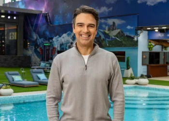 Tadeu Schmidt aparece no banho ouvindo BBB e momento “íntimo” viraliza