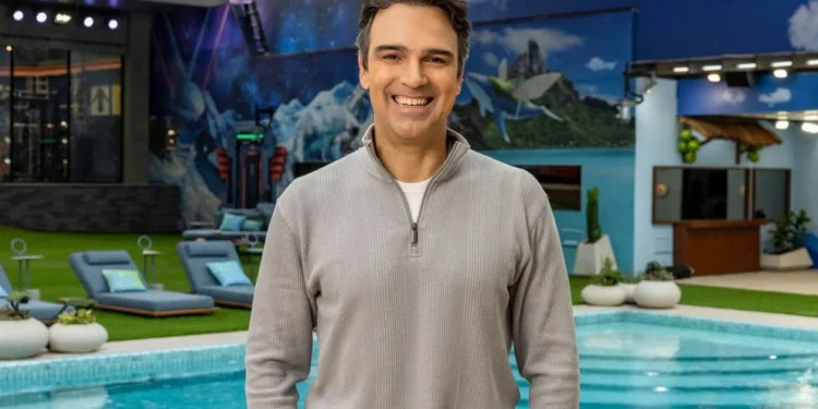 Tadeu Schmidt aparece no banho ouvindo BBB e momento “íntimo” viraliza