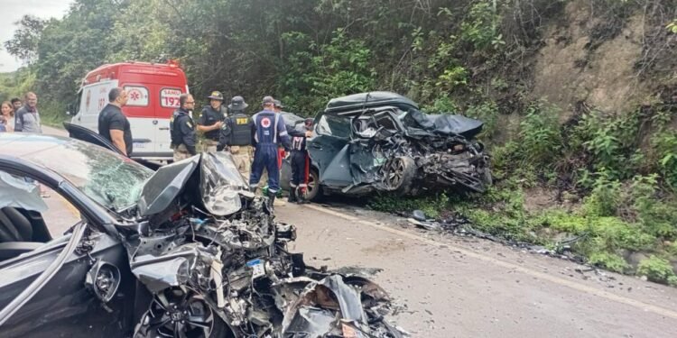 TRAGÉDIA NA BR-174: colisão violenta destrói veículos, mata mulher e deixa vários feridos no Amazonas