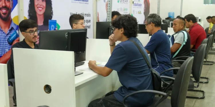 Sine Amazonas abre 300 vagas de emprego nesta terça-feira; há oportunidades para primeiro emprego e PCDs
