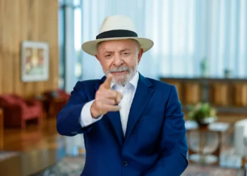 Lula chega aos EUA sob tapete vermelho para encontro decisivo com Trump na Casa Branca