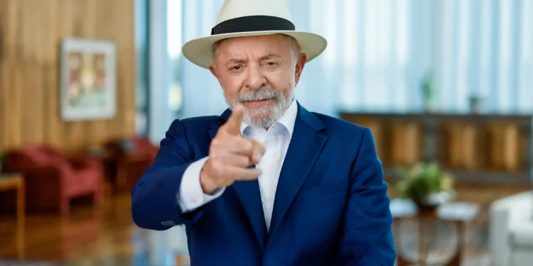 Lula chega aos EUA sob tapete vermelho para encontro decisivo com Trump na Casa Branca
