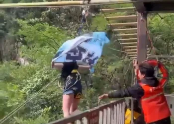 Vídeo mostra momento em que adolescente despenca de balanço em penhasco após alertar sobre falha