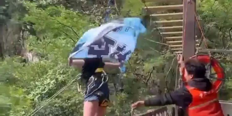 Vídeo mostra momento em que adolescente despenca de balanço em penhasco após alertar sobre falha