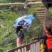Vídeo mostra momento em que adolescente despenca de balanço em penhasco após alertar sobre falha