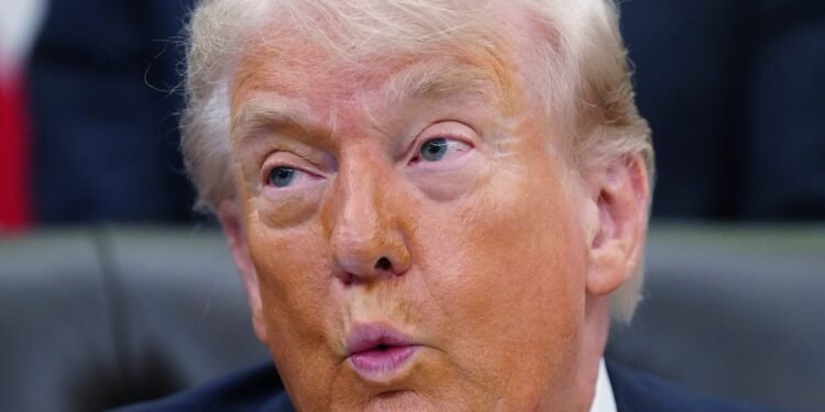 Trump assina nova estratégia antiterrorismo com foco em cartéis e ‘extremismo ideológico’