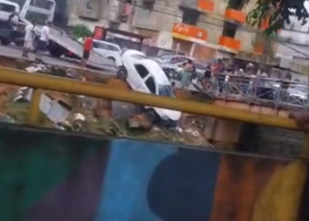 Carro perde controle e despenca dentro de igarapé na zona oeste de Manaus; vídeo