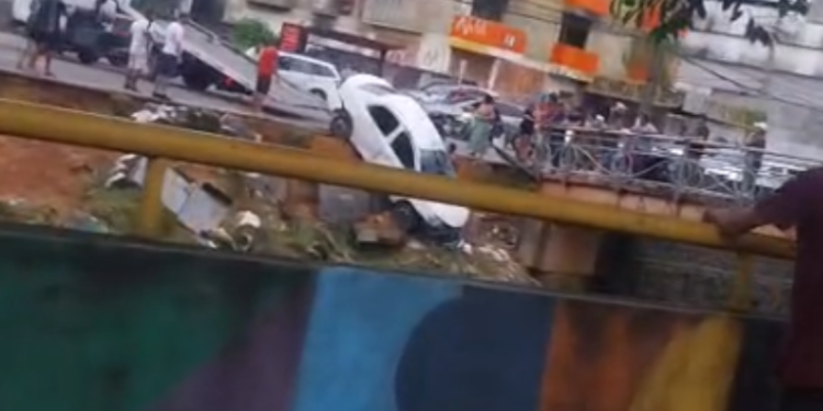 Carro perde controle e despenca dentro de igarapé na zona oeste de Manaus; vídeo