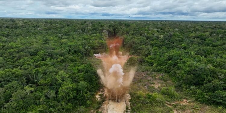 Policia Federal destrói pistas clandestinas usadas pelo tráfico internacional no Amazonas