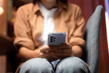 Redes sociais podem intensificar sensação de solidão entre adultos, revela estudo