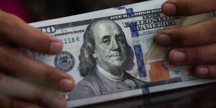 Dólar ganha força após criação de empregos acima dos esperado nos EUA