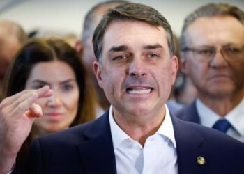 Flávio é ovacionado na Bahia e recebe apoio aos gritos de ‘mito’ durante evento do agronegócio