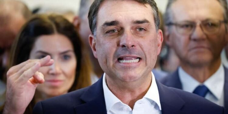 Flávio é ovacionado na Bahia e recebe apoio aos gritos de ‘mito’ durante evento do agronegócio