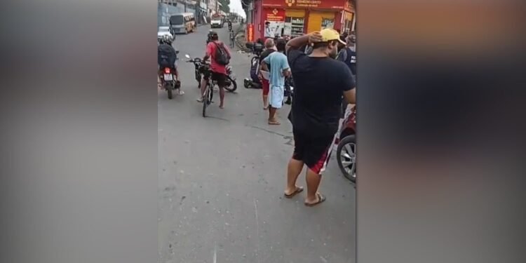 Batida em curva deixa motociclista ferido no bairro Cidade de Deus em Manaus