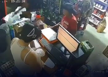 Assalto termina em confronto violento após suspeito ser atacado com facão dentro de mercado no México