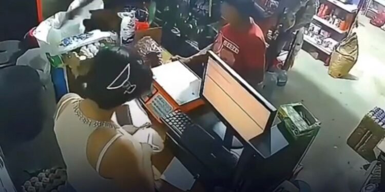 Assalto termina em confronto violento após suspeito ser atacado com facão dentro de mercado no México