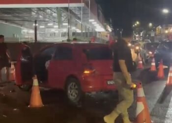Motociclista é arremessado após carro avançar conversão e provocar acidente em Manaus