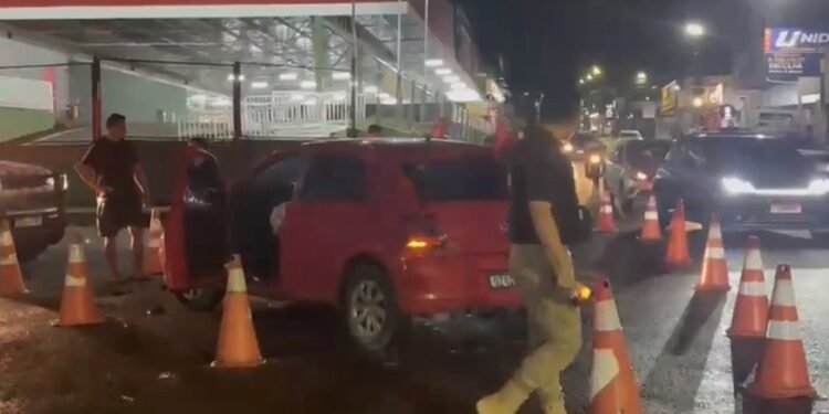 Motociclista é arremessado após carro avançar conversão e provocar acidente em Manaus