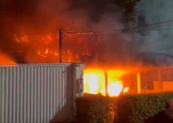 Incêndio de grandes proporções destrói residência entre os bairros Dom Pedro e Chapada, em Manaus