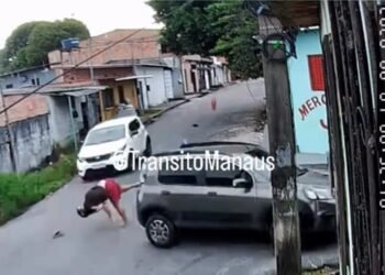 Motociclista e garupa são lançados ao asfalto após colisão com carro em Manaus
