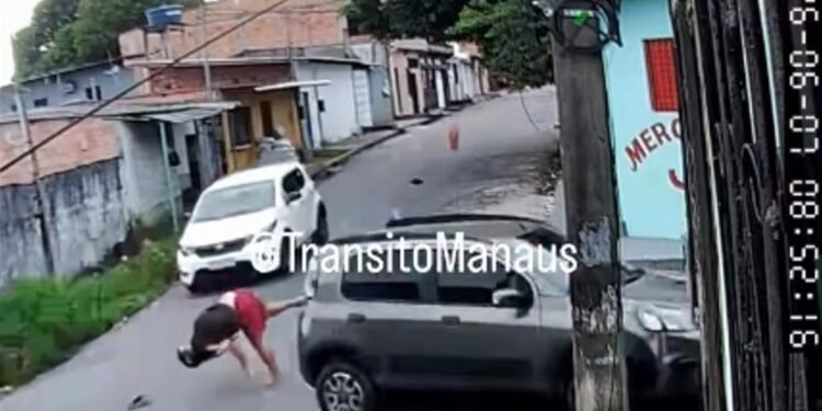 Motociclista e garupa são lançados ao asfalto após colisão com carro em Manaus