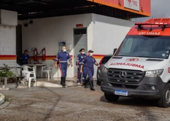 Colisão entre carreta e moto de aplicativo deixa passageiro ferido e trava trânsito na Rotatória do Coroado