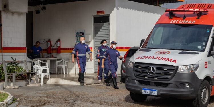 Colisão entre carreta e moto de aplicativo deixa passageiro ferido e trava trânsito na Rotatória do Coroado